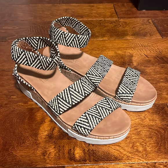 Platform Sandals Size 9. - Picture 2 of 8